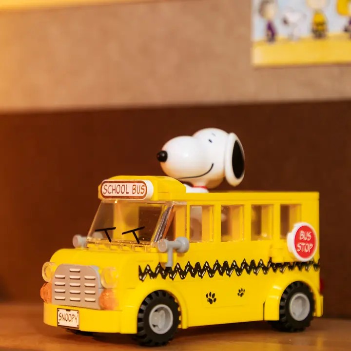 Peanuts Snoopy School Bus 3D Bricks Puzzle